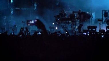 Büyük sahnede kalabalık dinleme rock konseri altında popüler bant