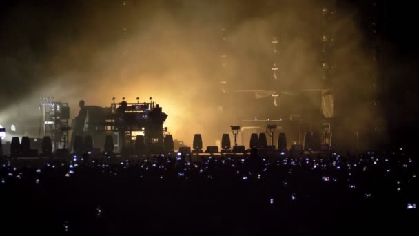 Multidão com lanternas brilhantes no concerto de rock à noite — Vídeo de Stock