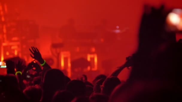 Záběry z davu na rockový festival v noci — Stock video