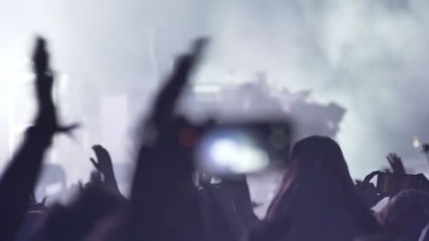 Imágenes de la multitud levantando las manos en el concierto de rock — Vídeo de stock