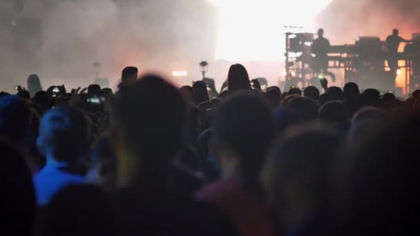 Hlavy davu na rockový festival v noci — Stock video