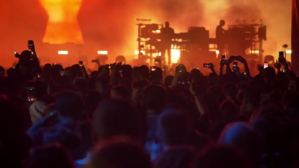 Höga skott av folkmassan på rockkonsert — Stockvideo