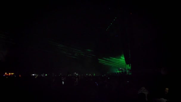 夜の時間、ロック コンサートでカラフルな照明の群衆の中に明るい緑照明 — ストック動画