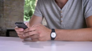 El manifatura cep telefonu, modern ofis masada oturan adamın