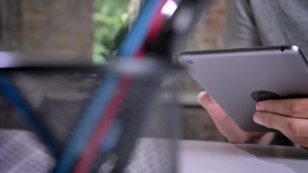 Mans mains tapant sur tablette dans le bureau — Video