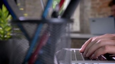 Yakın görüntülerini laptop ofiste işçi ile yazarak eller mans