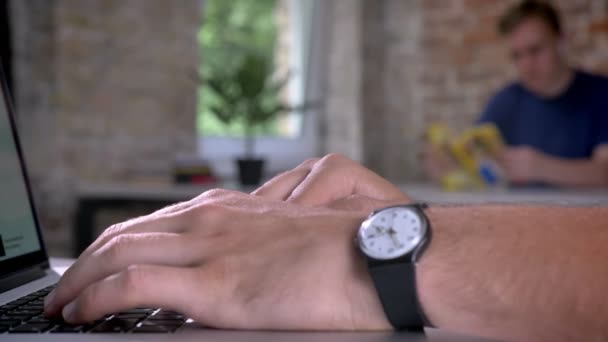 Gros plan de mans mains tapant sur ordinateur portable dans le bureau — Video