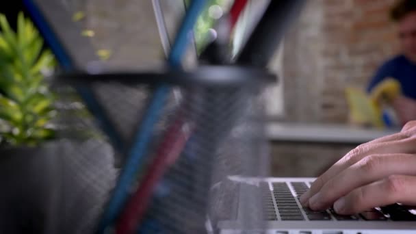 Movimiento de tiro de manos mans mecanografía en el ordenador portátil en la oficina moderna — Vídeo de stock