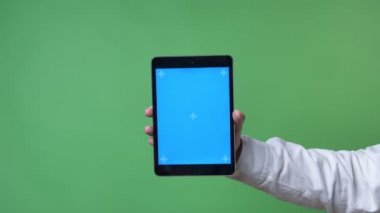Gösterilen ve tablet ile chroma anahtar kamera işaret eden el mans. Chroma anahtar arka plan