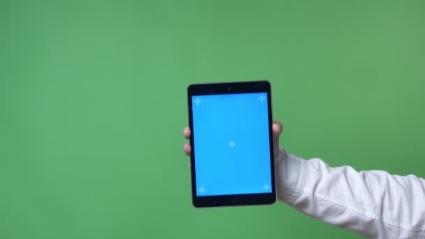 Filmaufnahmen der Hand des Mannes zeigen Tablet mit chromakey, chromakey Hintergrund — Stockvideo