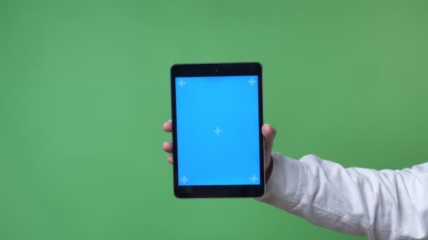 Mans mano mostrando y apuntando tableta con croma clave en la cámara. croma clave fondo — Vídeos de Stock