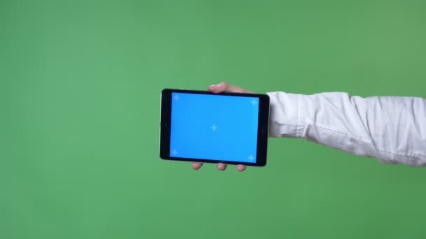 Mans rękę w białej koszuli w aparacie, wskazując tablet z chromakey chromakey tło — Wideo stockowe