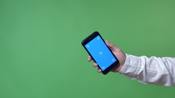 Манс в белой рубашке с изображением мобильного телефона с хромакеем в камере, хромакеем на фоне — стоковое видео