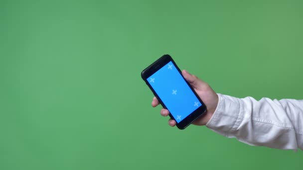 Mans mão na camisa branca mostrando telefone celular com chromakey na câmera, fundo cromakey — Vídeo de Stock