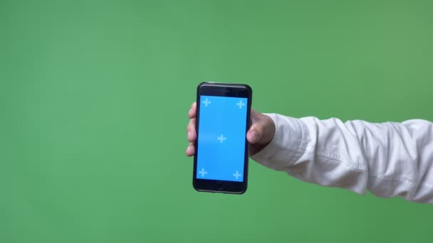 Mans mão na camisa branca apontando smartphone com chave chroma na câmera, fundo da chave chroma — Vídeo de Stock