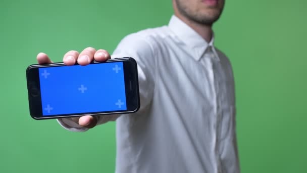 Männerhand zeigt Handy mit Chromakey an Kamera, Chromakey Hintergrund — Stockvideo