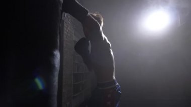 Kick Boks Boks kum torbası spor salonu, büyük bir kavga için eğitim, duman ve parlak aydınlatma