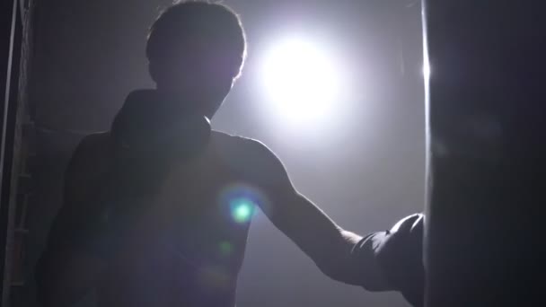 Sac de boxe fantôme sans chemise, entraînement pour un gros combat, fumée partout — Video