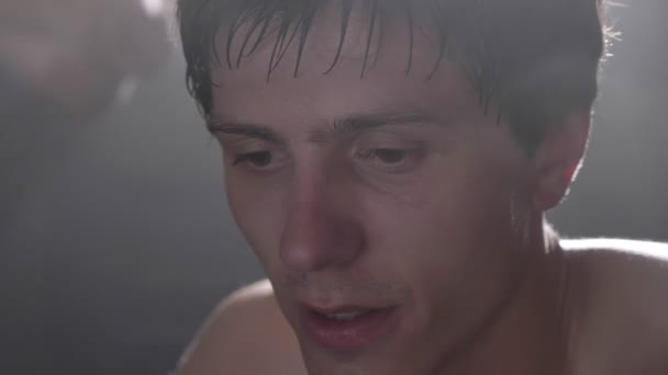 Félmeztelen boxer vár és fog harcolni, edző állt közel, és integetett a nedves törülköző — Stock videók