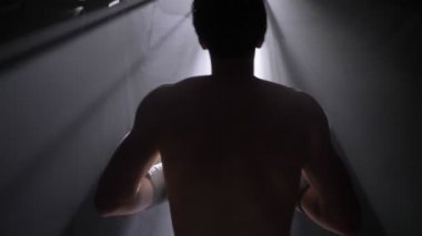 Karanlık odada bekliyor ve yüzük için kavga edecek üstsüz boxer