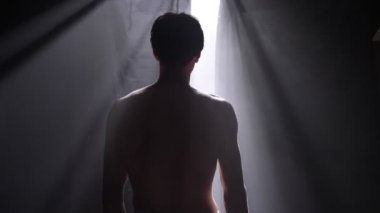 Yüzüğü savaşmak için ayakta ve dumanlı karanlık odada bekliyor ve Boxer