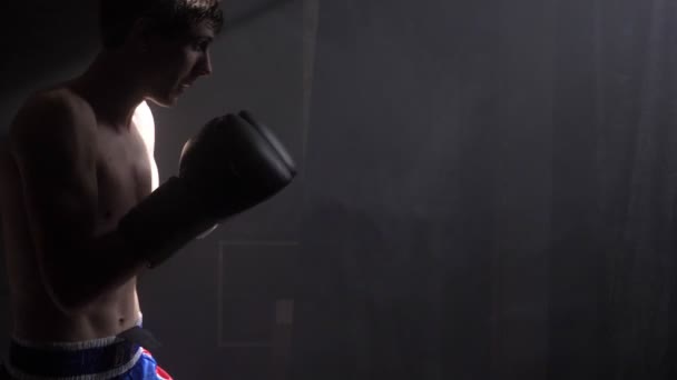 Boxeador sin camisa preparándose para ir al ring, entrenando para una gran pelea, fuma por todas partes — Vídeos de Stock