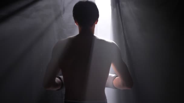 Boxer sem camisa em luvas vai tocar, esperando para ir em quarto escuro com fumaça — Vídeo de Stock