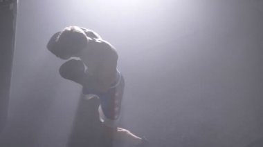 Gömleksiz Kick Boks Boks kum torbası olarak egzersiz için büyük mücadele eğitim topshot,