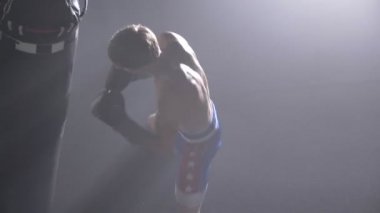 TopShot üstsüz boksör Boks kum torbası için büyük mücadele eğitim dumanlı, karanlık odada