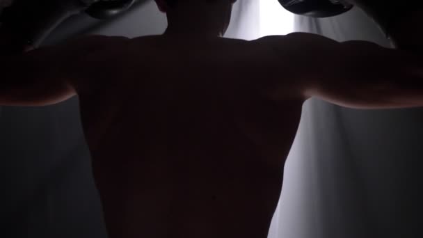 Hemdlose Boxersilhouette in Handschuhen, die seinen Bauch zeigt und nach draußen zum Ring geht — Stockvideo