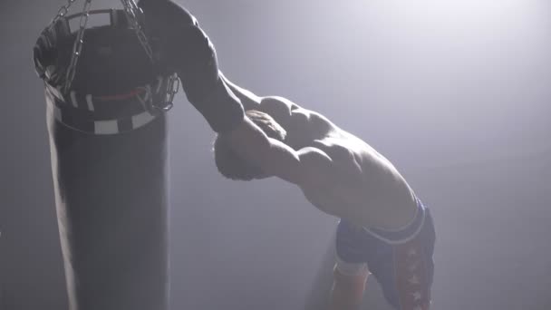 Boxeador sin camisa agotado descansando en el saco de boxeo, cansado de entrenar, topshot — Vídeo de stock