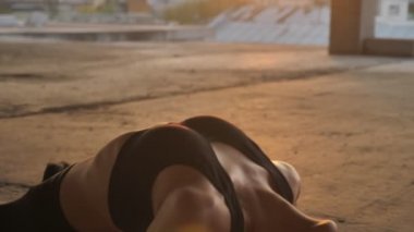 Yogi kız yaz gündoğumu, sağlıklı yaşam, hareket kavramı, spor kavramı terk edilmiş binada balık poz döşeme