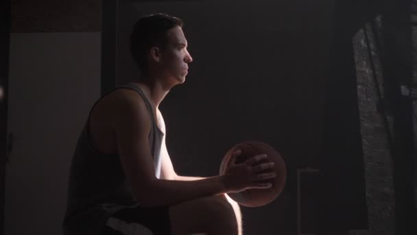 Joueur de basket-ball assis et attendant que le jeu commence, va à l'aire de jeux — Video