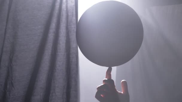 Basketball joueur de spinning ball sur un doigt dans la chambre sombre brumeuse — Video