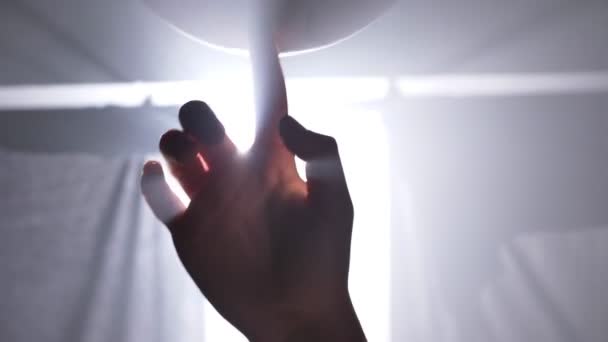 バスケット ボール プレーヤーが彼の指にボールを回転、投光照明と暗い霧の部屋の映像を閉じる — ストック動画