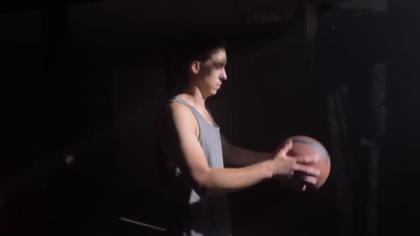 Joueur Basket Debout Dans Pièce Sombre Attendant Jouant Avec Balle — Video