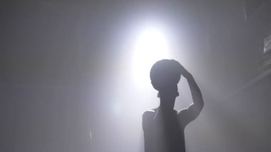 Topu her yerde, hoop, duman atma basketbol oyuncu siluet arka planda ışıldak