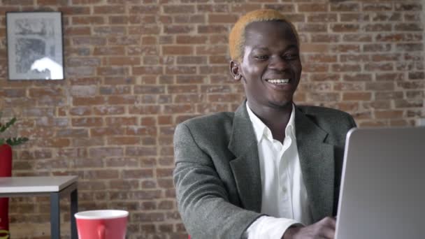 年轻成功的非洲商人打字笔记本和欢呼, 快乐的赢家微笑在现代办公室 — 图库视频影像