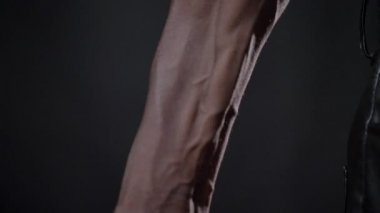 Siyah arka plan üzerine izole vasküler güçlü el, güzel kas vücut, yakın Afrika görüntülerini mans