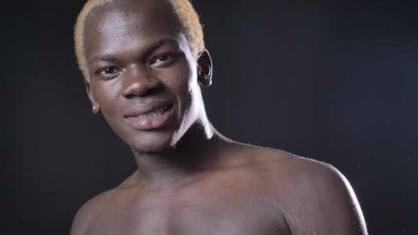 Blonďatá afroamerické shirtless mladík hledá ve fotoaparátu, izolované na černém pozadí — Stock video