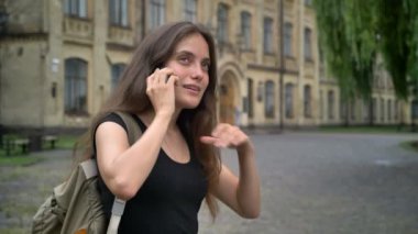 Park Üniversitesi yakınındaki duran telefonda konuşurken ve gülüyor, büyüleyici mutlu ve neşeli beyaz kadın