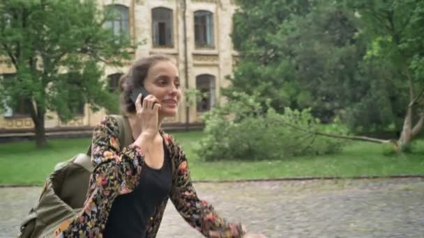 Молодая Красивая Студентка Опаздывающая Занятия Университете Разговаривающая Телефону Идущая Улице — стоковое видео