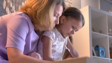 Onun kızıyla ödev, çocuk çalışma ile yardım, modern ev, Aile kavramı kapalı oturan beyaz anne