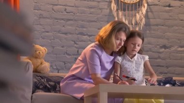 Anne ile küçük kızı ile çalışma, Aile kavramı kapalı çocuk yardım ana ödev