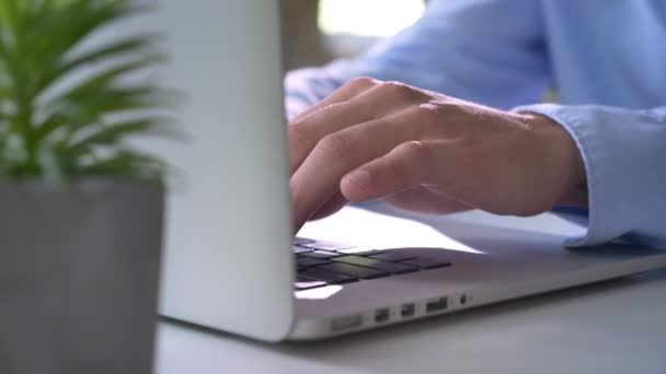 Sluiten beelden van programmeur handen typen op laptop — Stockvideo