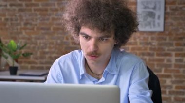 Öksürük ve laptop, tuğla duvar arka plan ile modern ofis oturma çalışma hasta nerdy ofis çalışanı