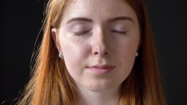 Primer plano de encantadora mujer de jengibre abriendo los ojos y mirando a la cámara, retrato de belleza — Vídeos de Stock