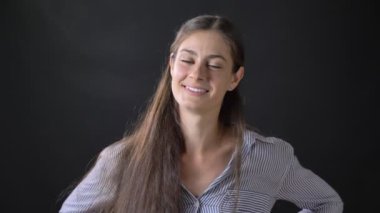 Mutlu genç esmer kadın uzun saçlı siyah stüdyo arka plan üzerinde izole kamera, gülümseyen