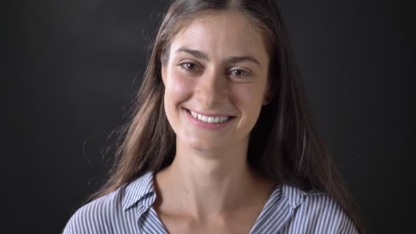 Mulher Bonita Feliz Camisa Listrada Sorrindo Para Câmera Isolado Fundo — Vídeo de Stock