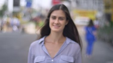 Kentsel sokak, güzel esmer kadın uzun saçlı üzerinde yürüyen genç çekici kadın odak haline gelecek